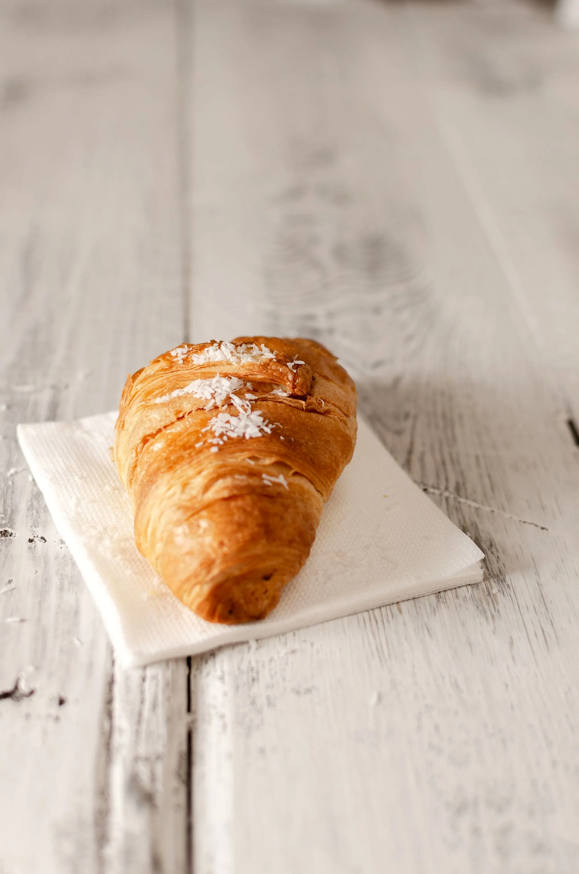 Croissant cu unt, scos din cuptor la șapte